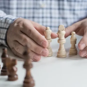 Man Beschermt Schaakstukken
